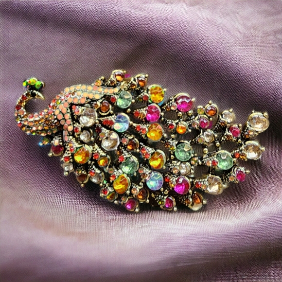 Peacock Brooch with many colors of Rhinestones on a gold-tone metal background - Picture 4 of 5